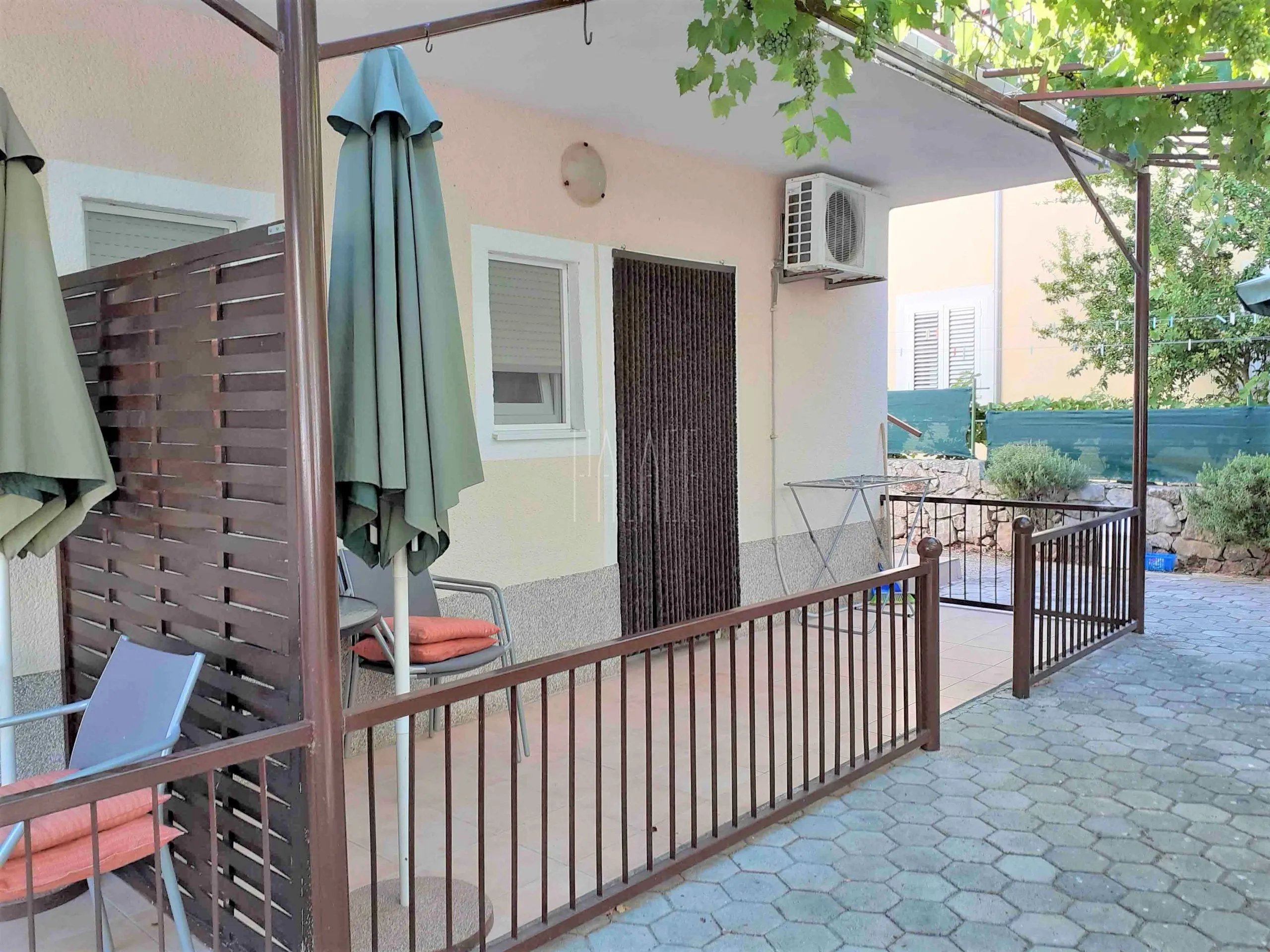 kuća s apartmanima blizu mora: srima (vodice), 300.00 m2 - slika 3