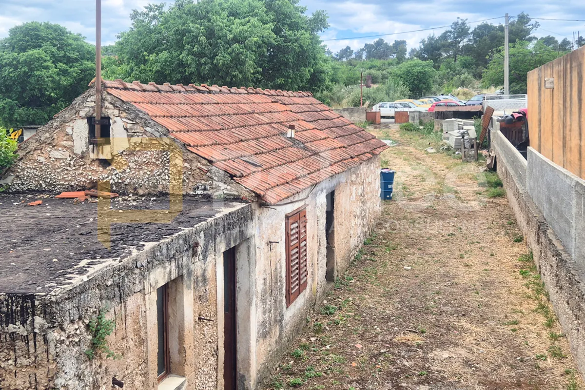 povoljno: dvije kamene kuće s velikim dvorištem, bilice 90 m2 - slika 7