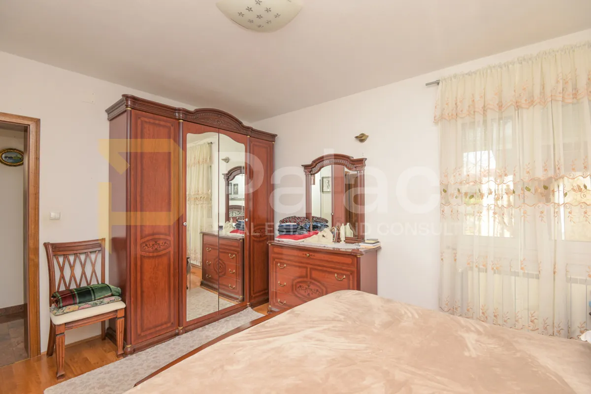 prekrasna kuća s 3 stana, pogledom i velikom okućnicom, vodice 370 m2 - slika 8