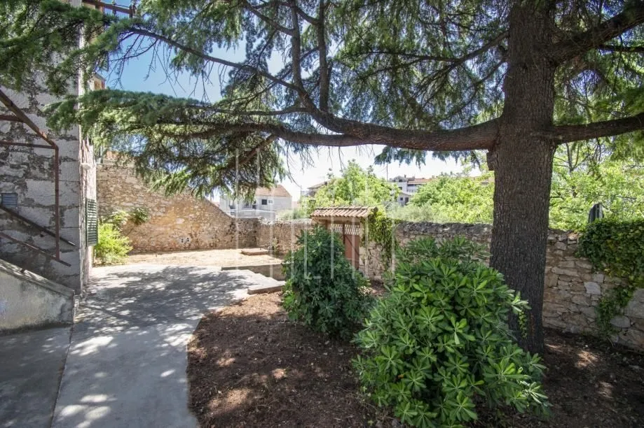 prekrasan povijesni ljetnikovac s perivojem u centru vodica, 180.00 m2 - slika 10