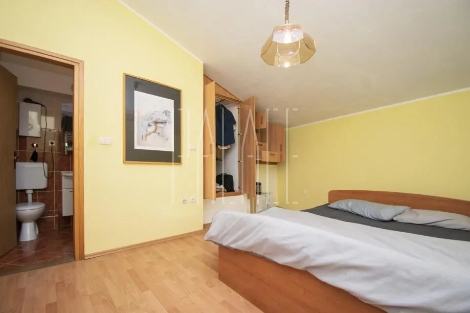 odlična kuća sa 2 stana i poslovnim prostorom u centru vodica, 254.00 m2 - slika 13