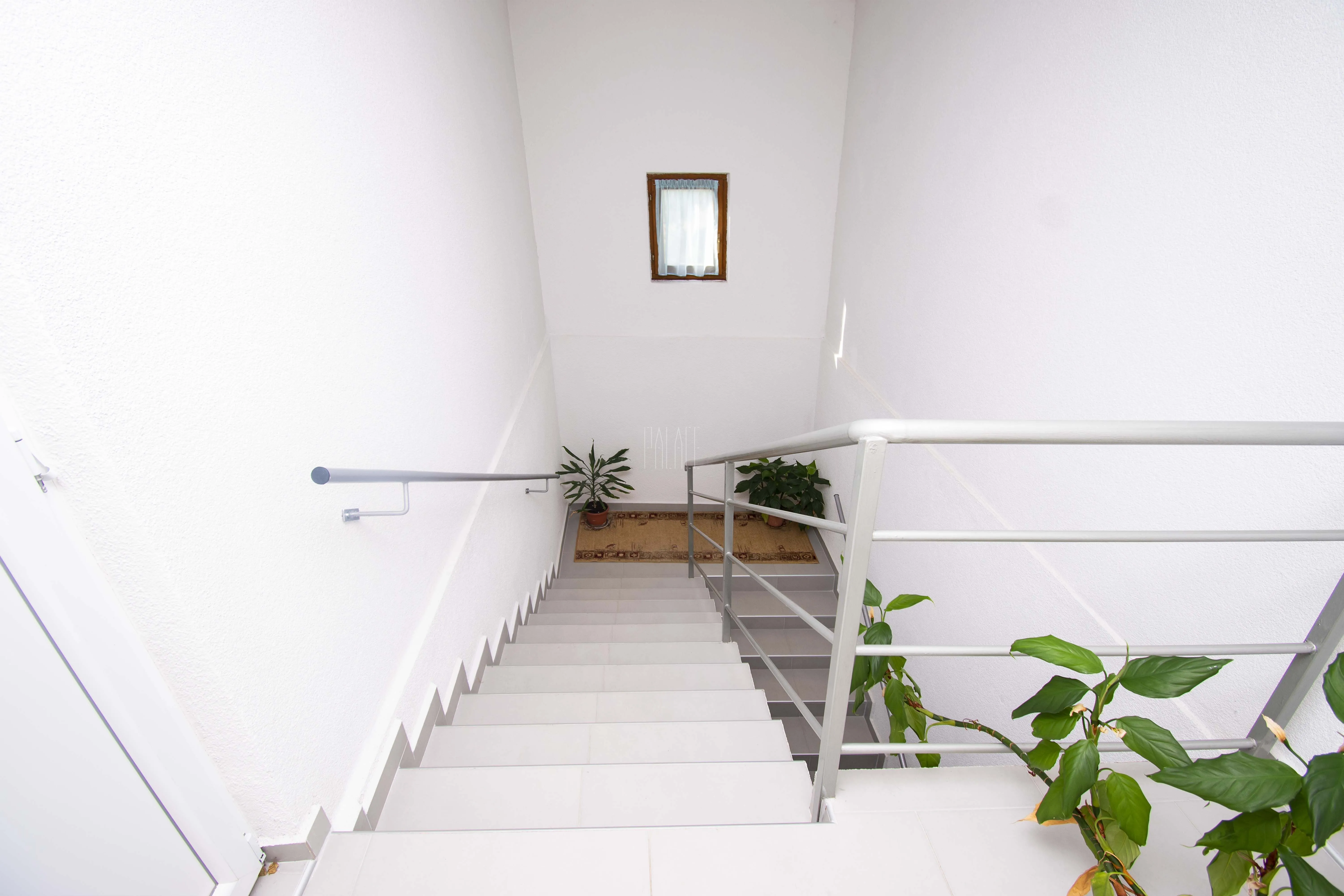 kuća s potkrovljem i okućnicom u zaleđu vodica, 300.00 m2 - slika 11