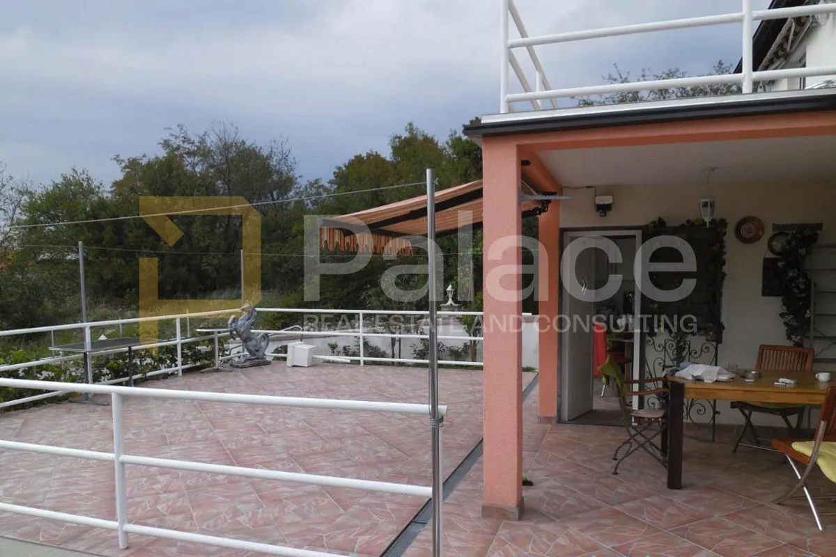 predivan panoramski pogled na more – kuća s apartmanima i okućnicom - slika 12