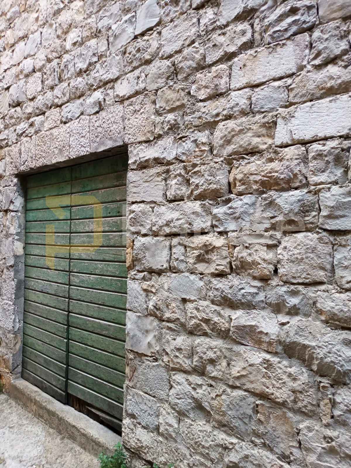 prostrana kuća u staroj jezgri kaštel lukšića, 240 m2 - slika 2