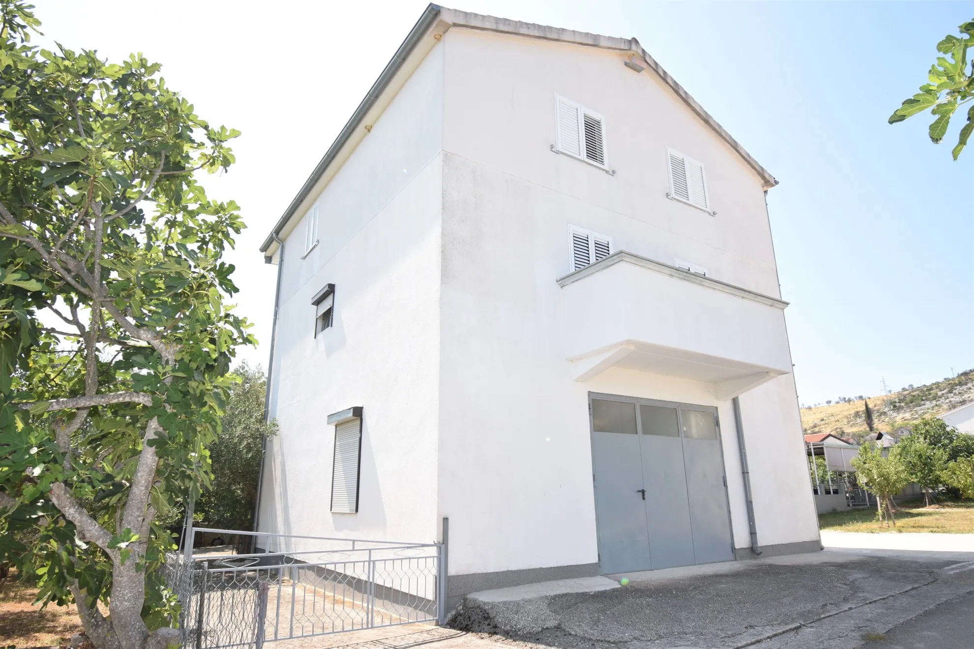 uređena kuća blizu mora s 2 stana i garažom, raslina 309 m2 - slika 2
