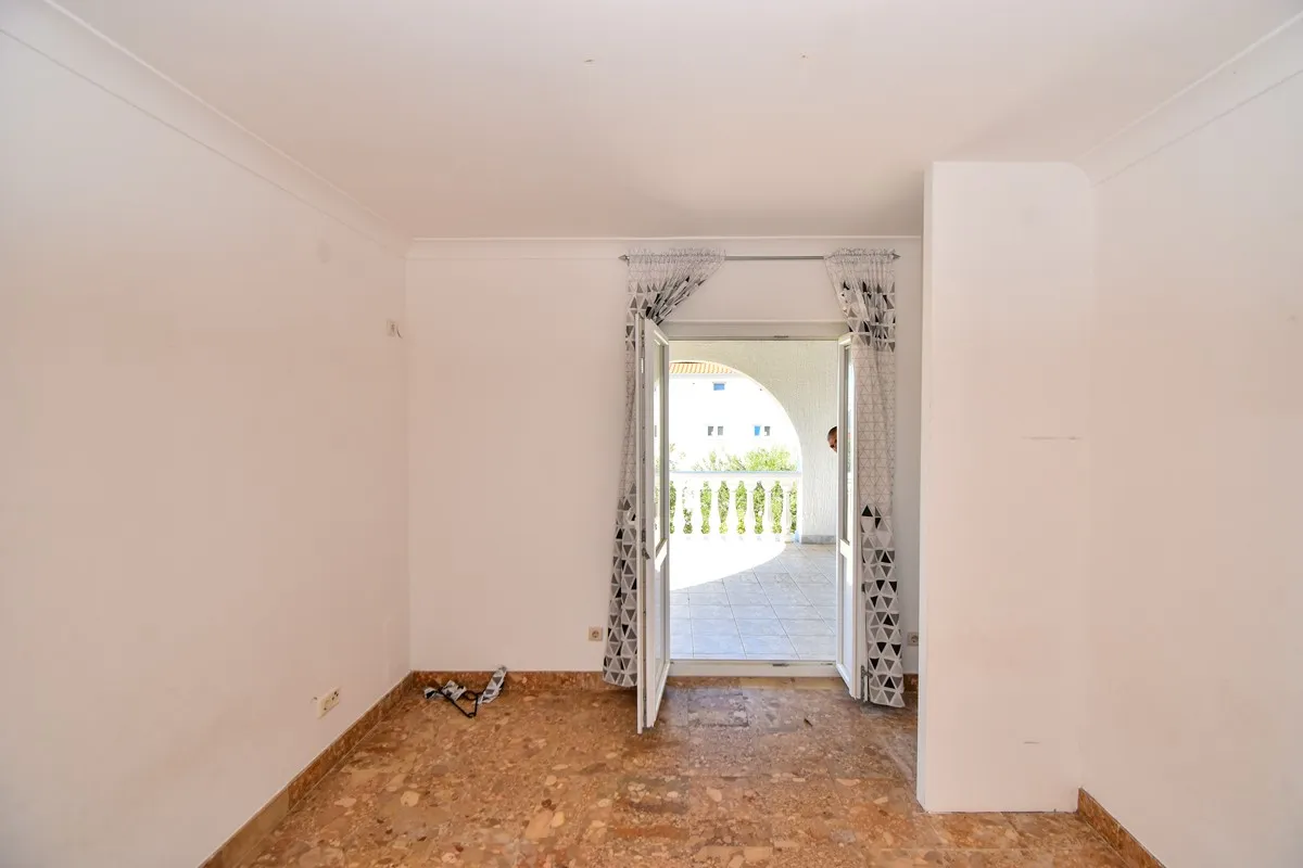 top lokacija: kuća blizu mora s 5 apartmana i dvorištem, srima 320 m2 - slika 16