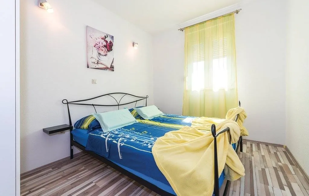 samostojeća kuća s apartmanima blizu plaže, grebaštica 270 m2 - slika 10