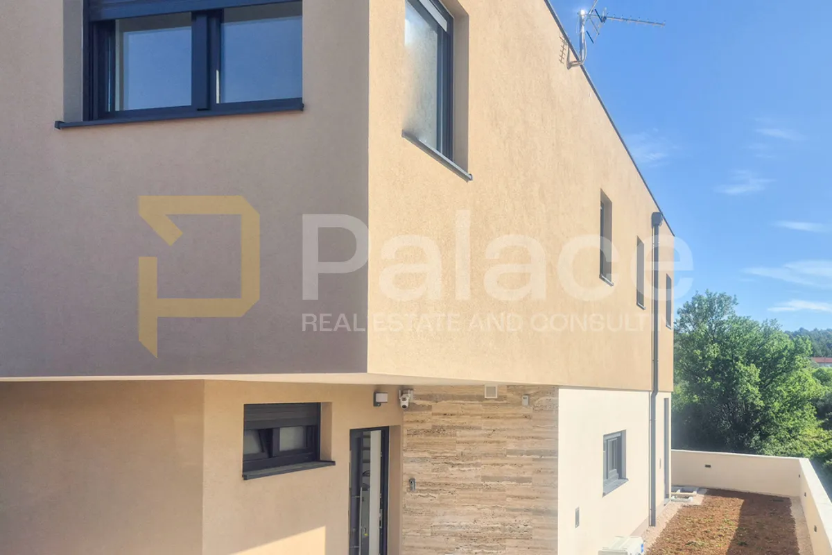 novogradnja duplex trosobni s dvorištem blizu mora, tisno 106 m2 - slika 2