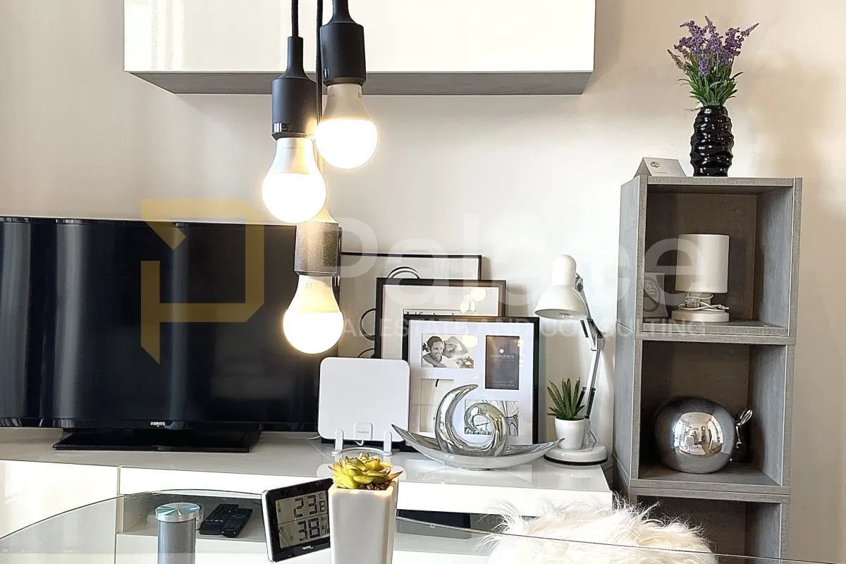 novouređen stan u supetru – 2 sobe, balkon, parking, pogled na more - slika 6