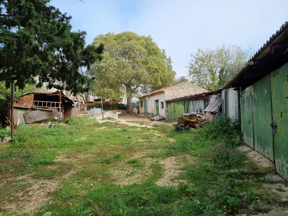 zemljište 933m2 sa starinom, priključak za struju i vodu, valtura - slika 9