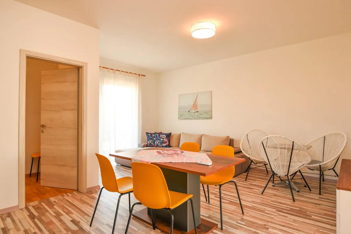 nova dvojna namještena kuća katnica s vrtom, bilice stubalj, 133 m2 - slika 15