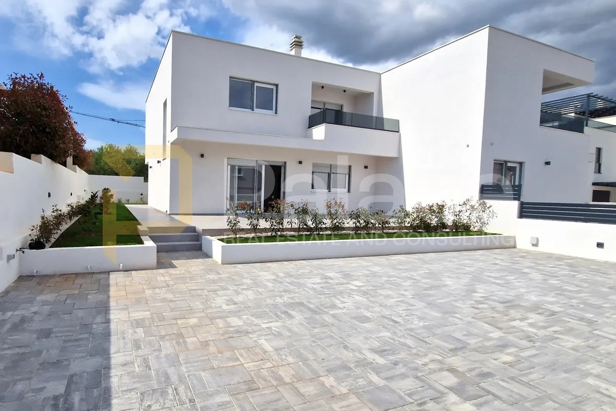 nova dvojna kuća s 3 spavaće sobe i velikim dvorištem, vodice 162 m2 - slika 7