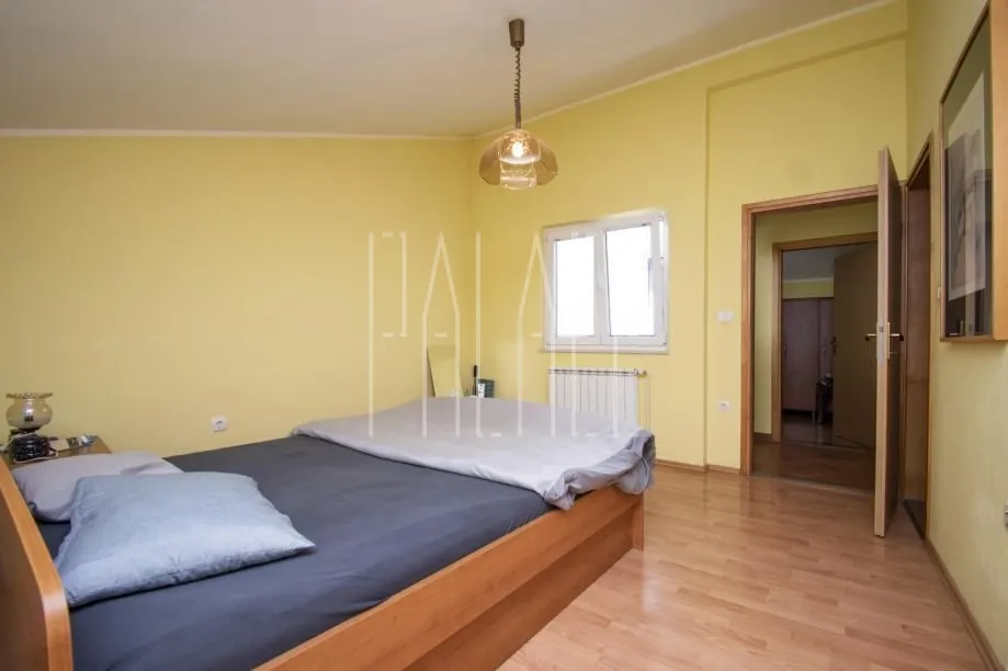 odlična kuća sa 2 stana i poslovnim prostorom u centru vodica, 254.00 m2 - slika 14