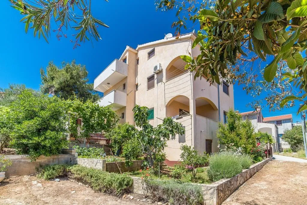 okrug gornji: kuća s apartmanima na prodaju - slika 2