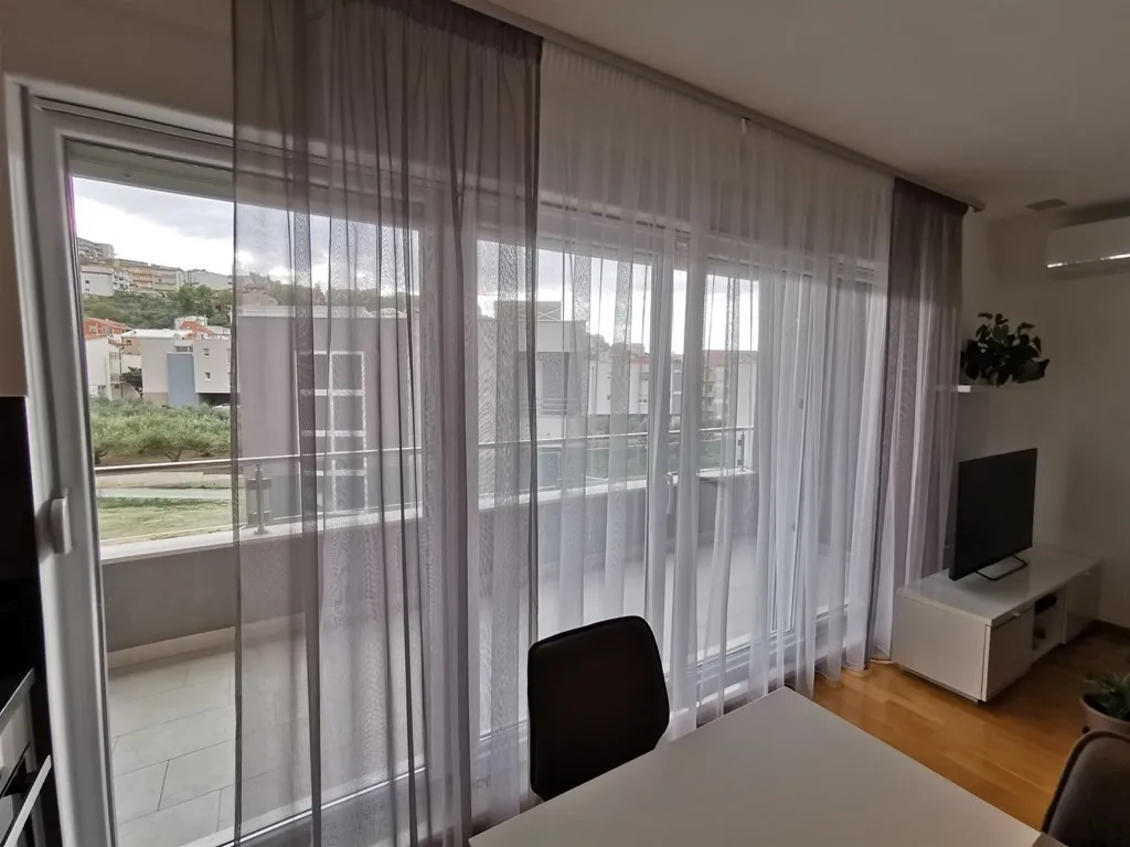 predivan, kompletno namješten stan s garažom i parkirnim mjestom - slika 9