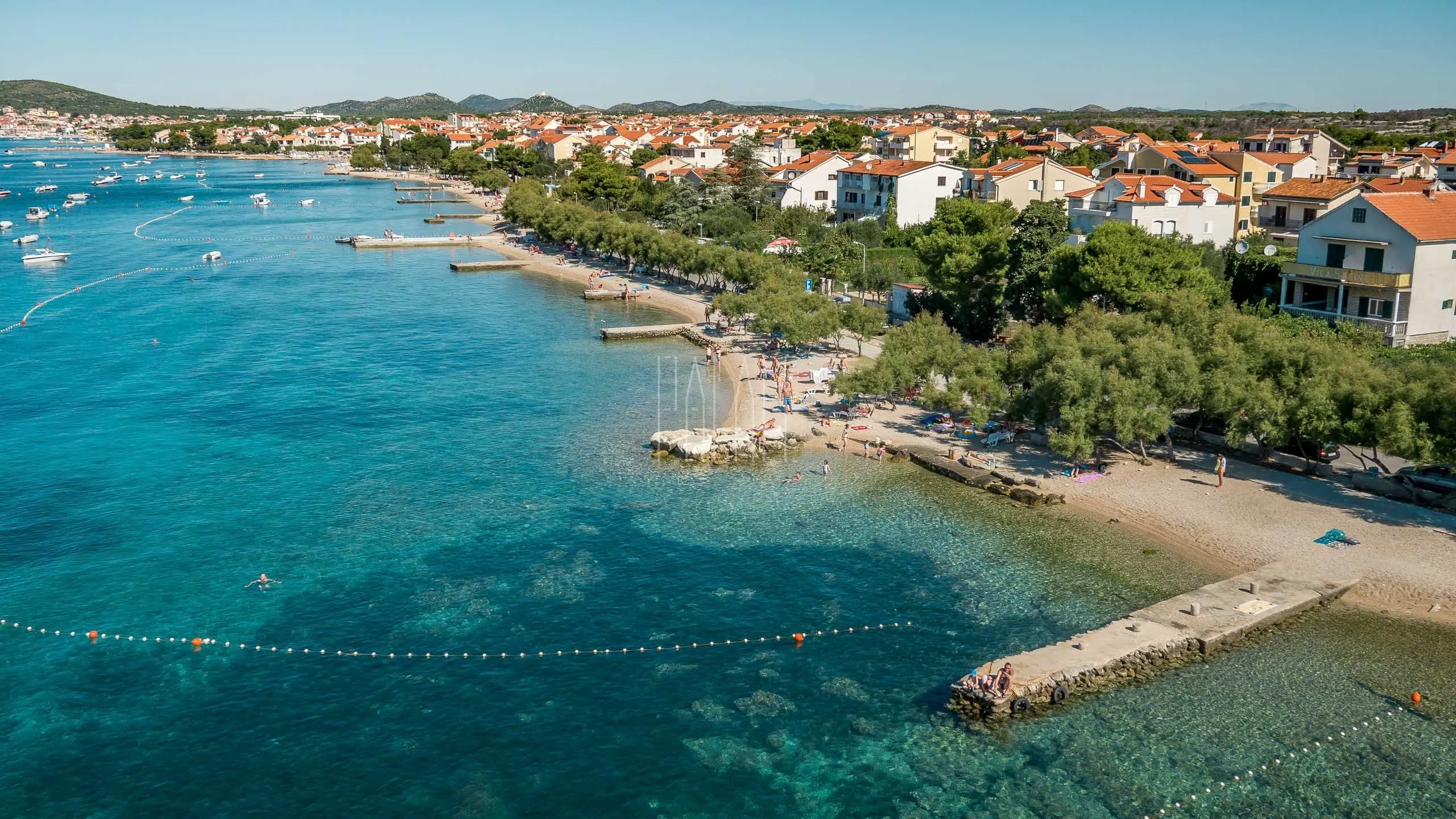 kuća s apartmanima blizu mora: srima (vodice), 300.00 m2 - slika 2