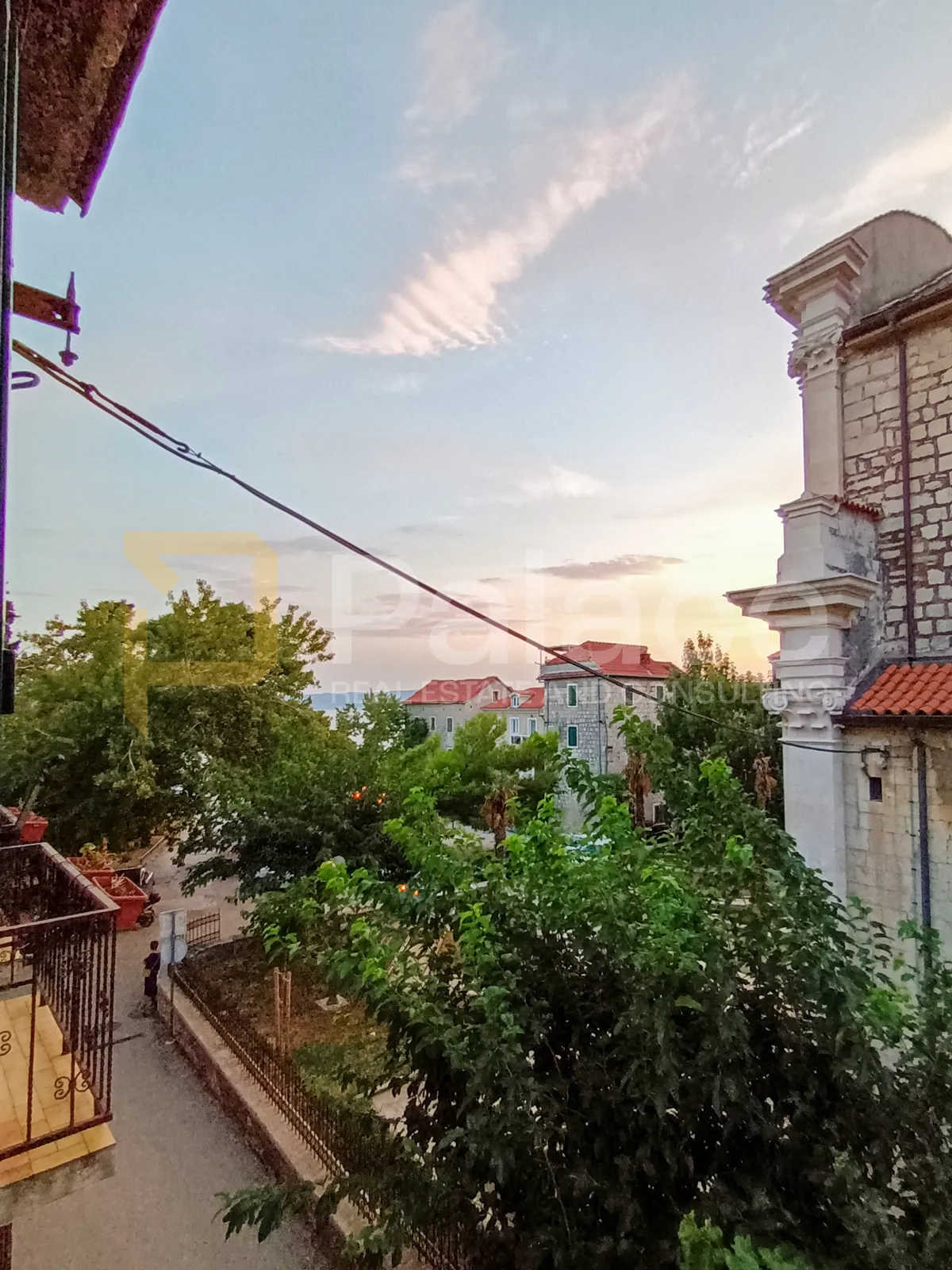 prostrana kuća u staroj jezgri kaštel lukšića, 240 m2 - slika 12