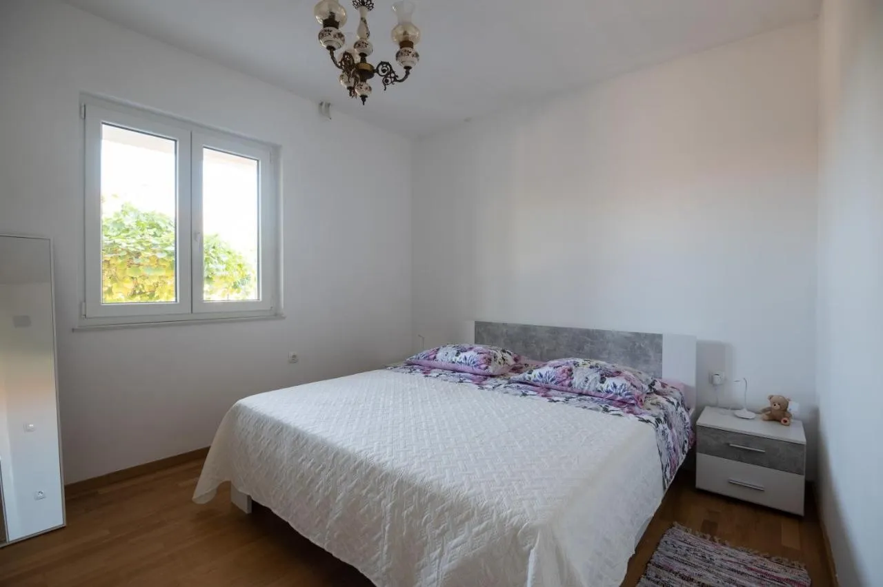 moderno uređena kuća s tri stana - slika 8