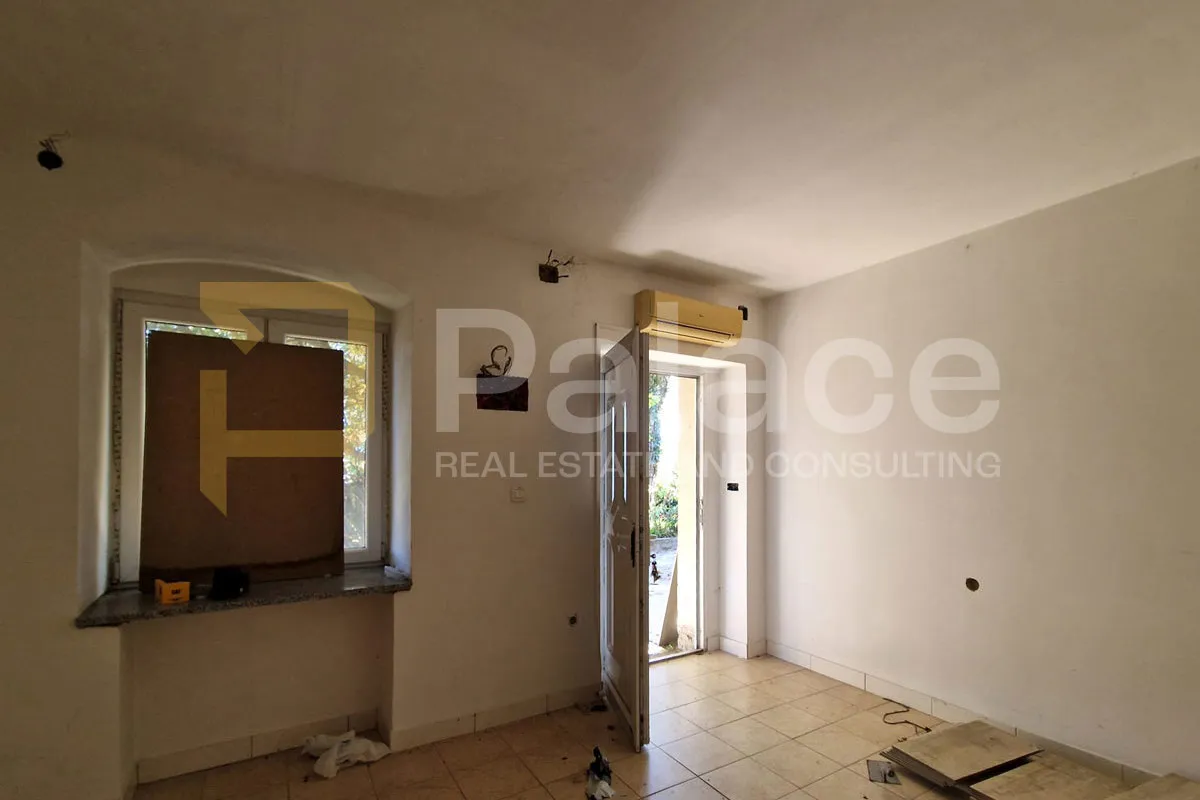 prizemlje kuće s garažom, okućnicom i studio apartmanom u kastvu - slika 9