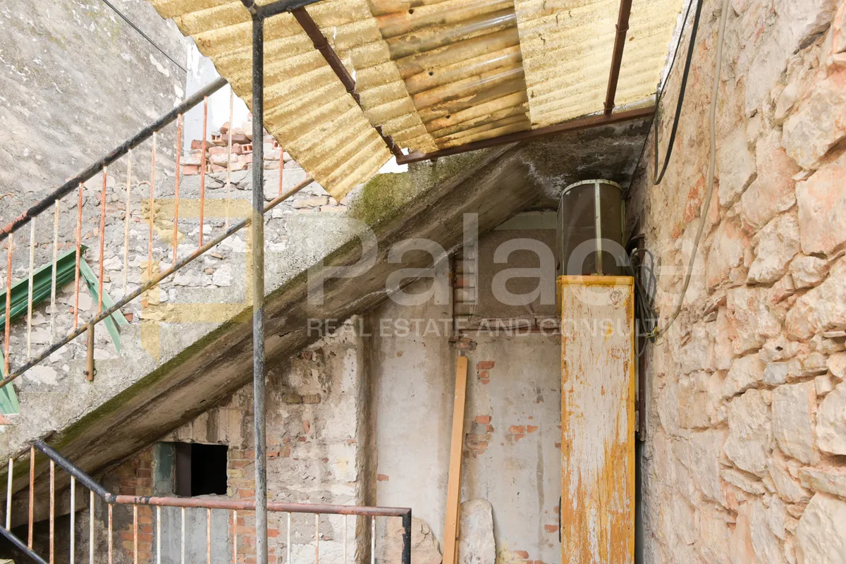 kamena kuća za renovaciju s poslovnim prostorom i parkingom, 120 m2 - slika 9
