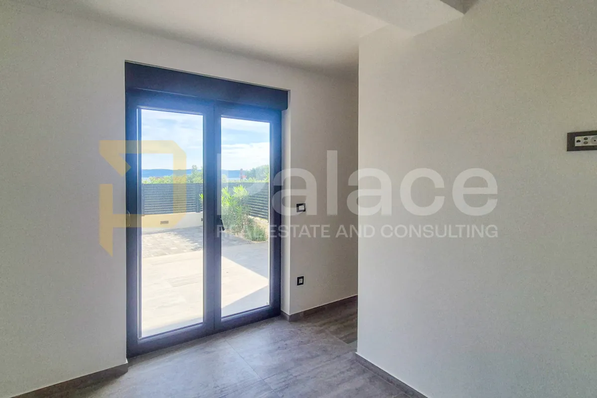 apartman s vrtom, parkingom i pogledom, nova zgrada, murter 78 m2 - slika 8