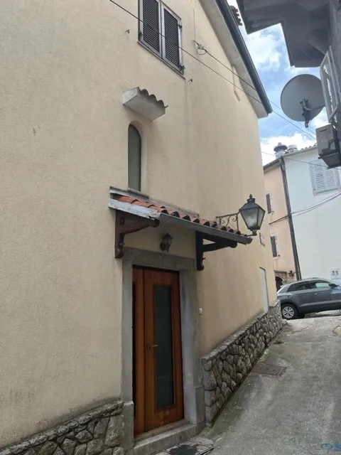 kuća u centru kastva, poslovno stambena namjena, četiri etaže, parking - slika 2