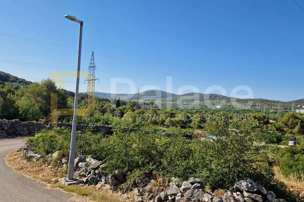 građevinski teren idealne površine uz 2 pristupna puta, bilice 1129m2 - slika 4