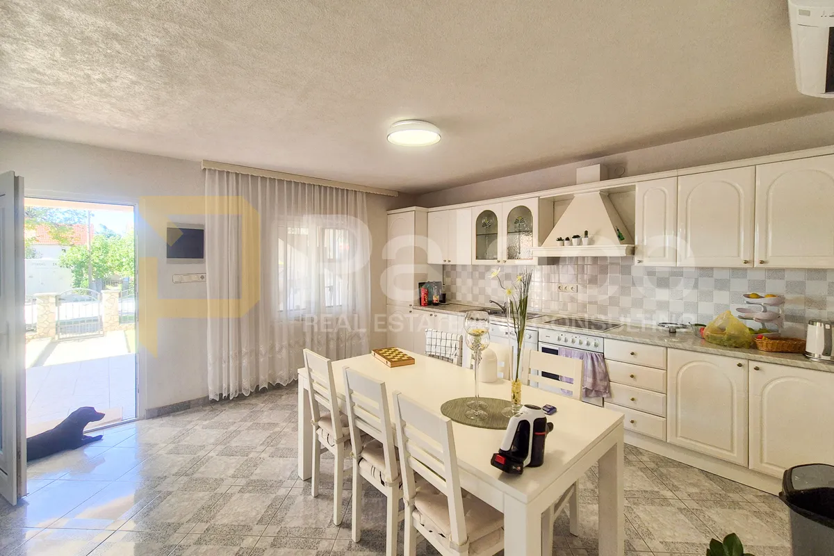 prekrasna samostojeća kuća s pogledom na more, gornji karin 290 m2 - slika 3