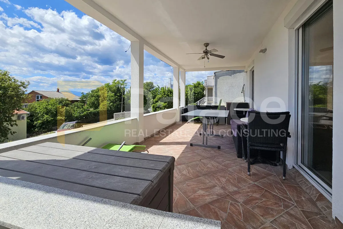predivan panoramski pogled na more – kuća s apartmanima i okućnicom - slika 4