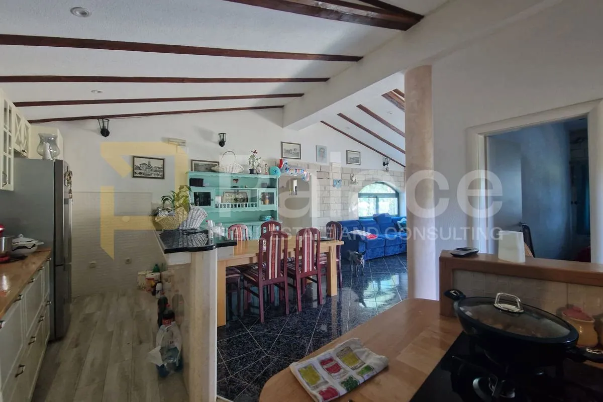 seget vranjica, prekrasna apartmanska kuća - slika 13