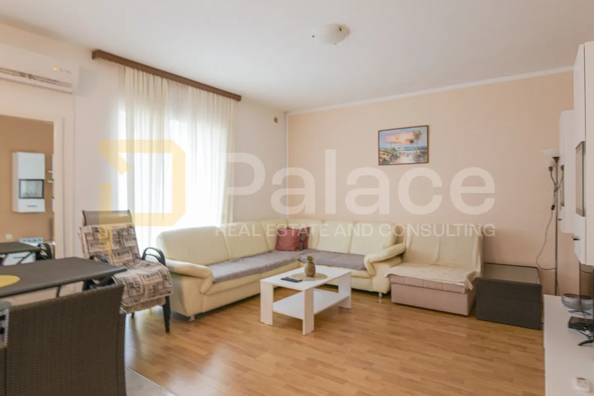 održavana kuća s apartmanima i dvorištem 500 m od mora, vodice 280 m2 - slika 7