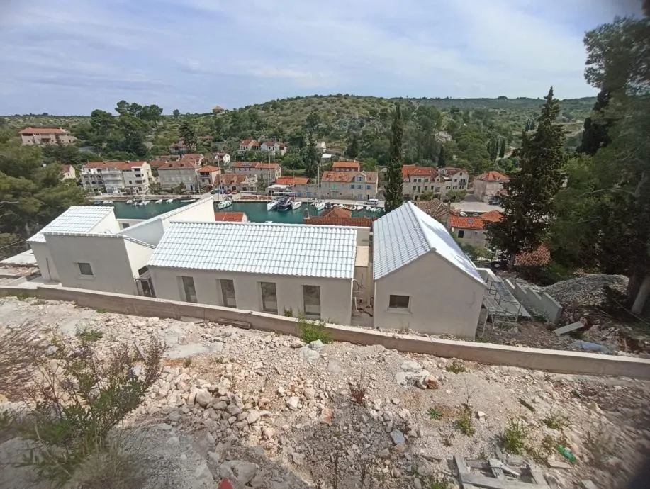 kuća od bračkog kamena 50m od mora, brač - slika 3