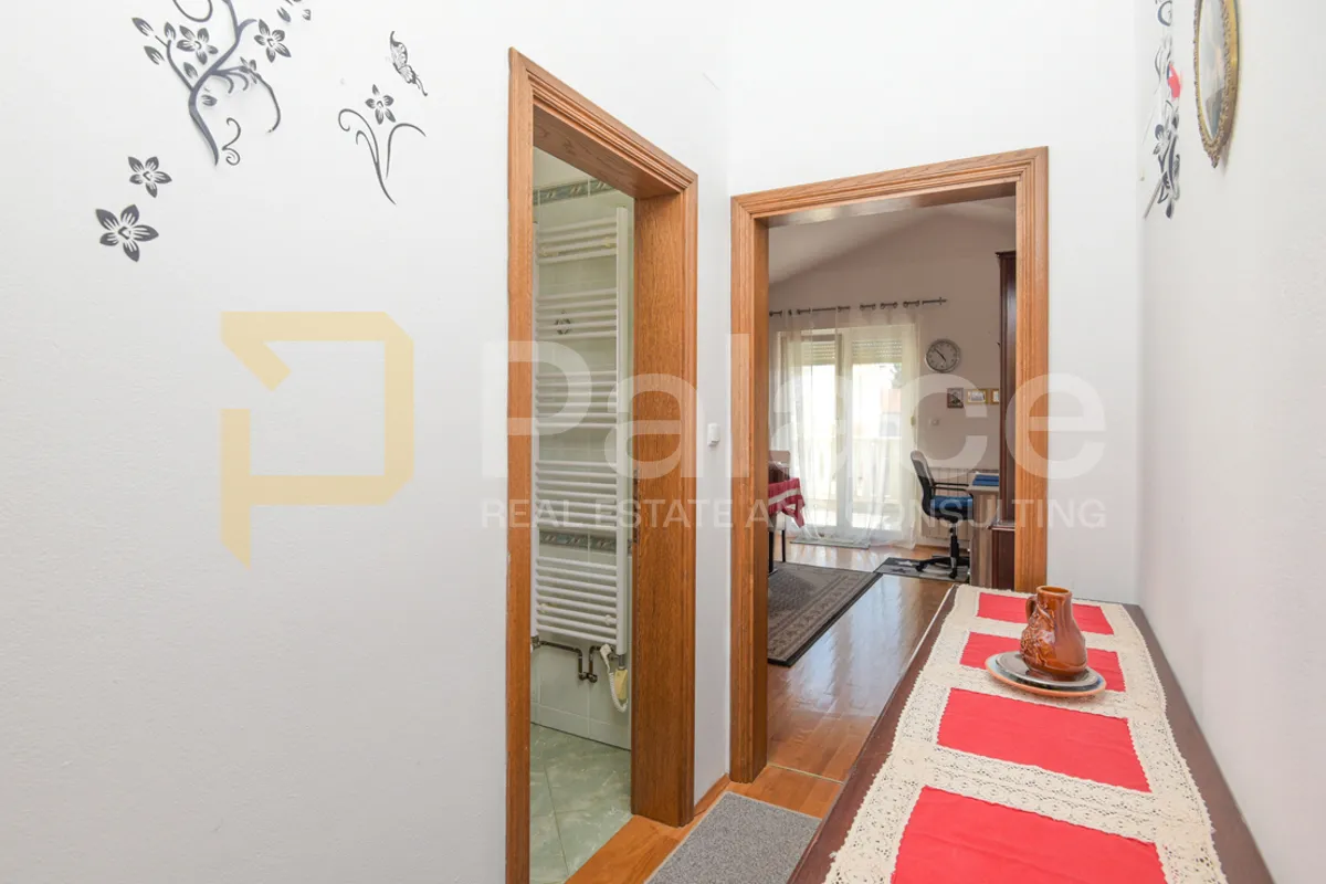 prekrasna kuća s 3 stana, pogledom i velikom okućnicom, vodice 370 m2 - slika 17
