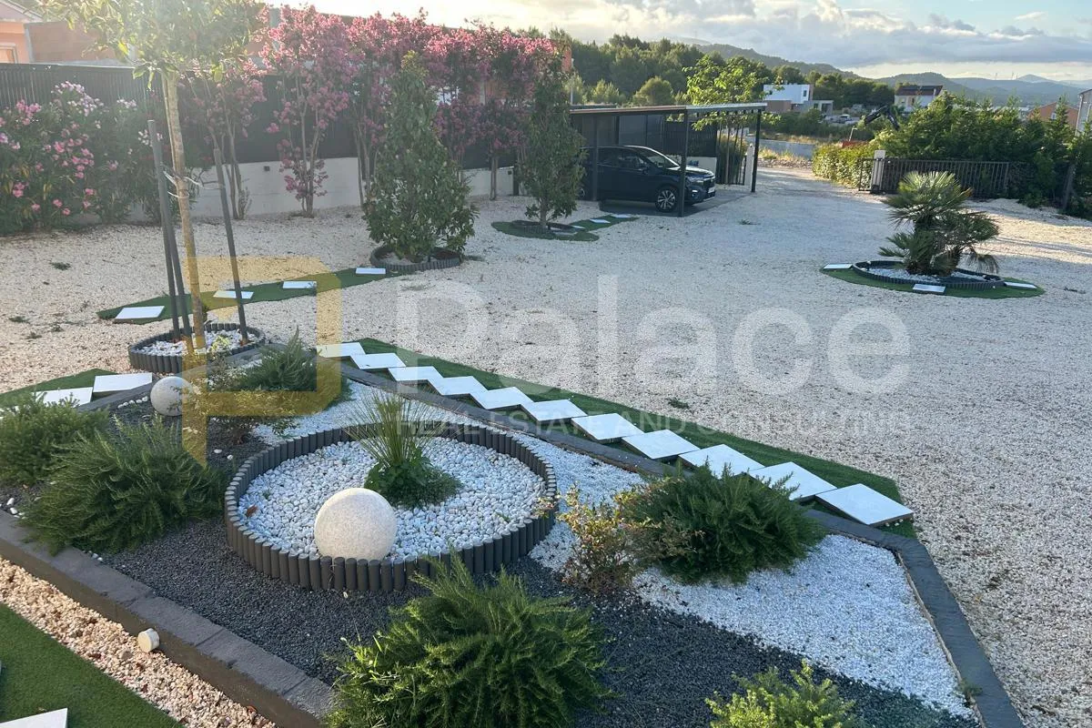 prekrasna vila s uređenom okućnicom u bilicama - slika 23