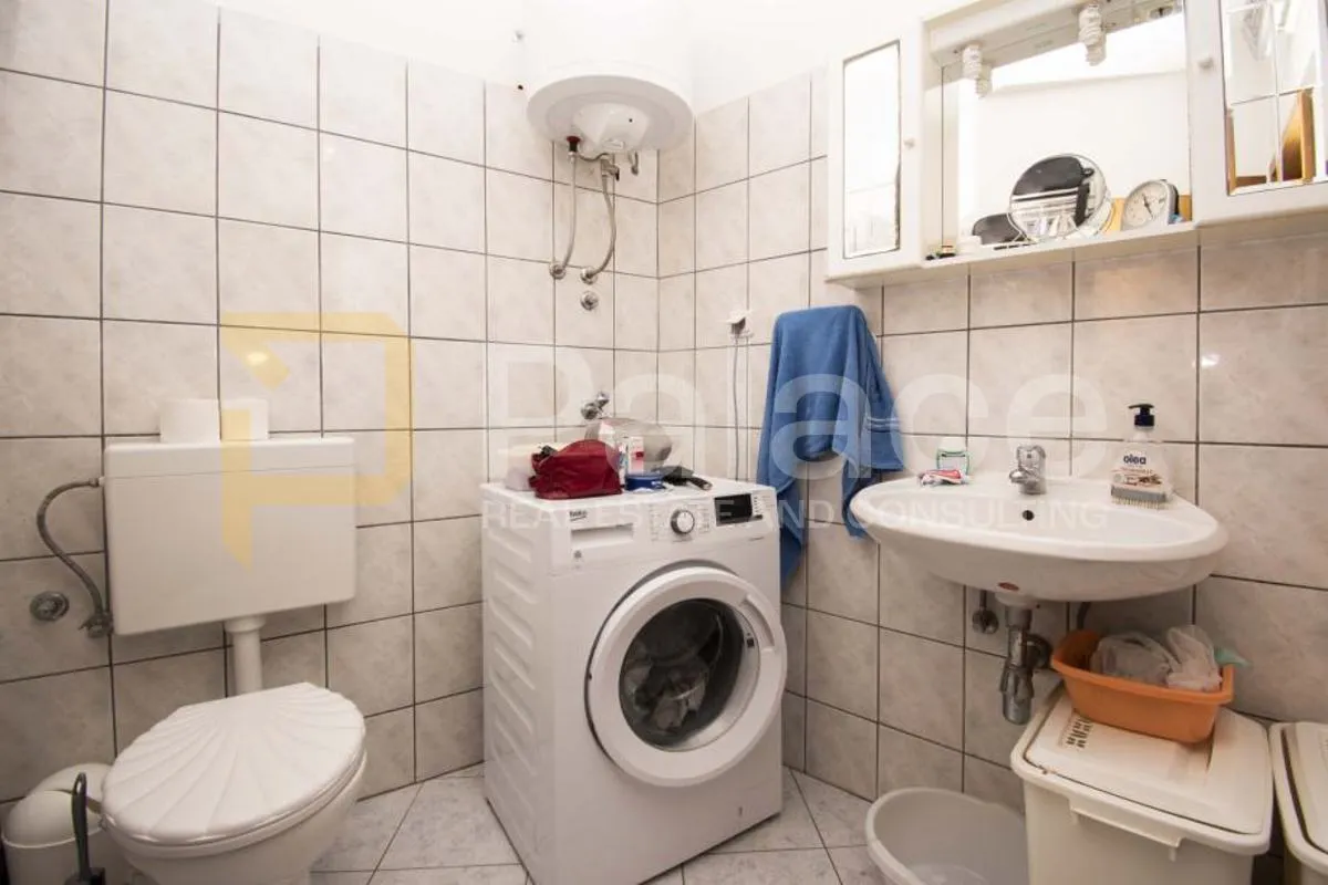 renovirana kuća na par koraka do šibenske rive - slika 14