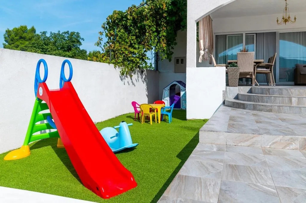 predivna kuća sa bazenom, lozovac, 320 m2 - slika 2