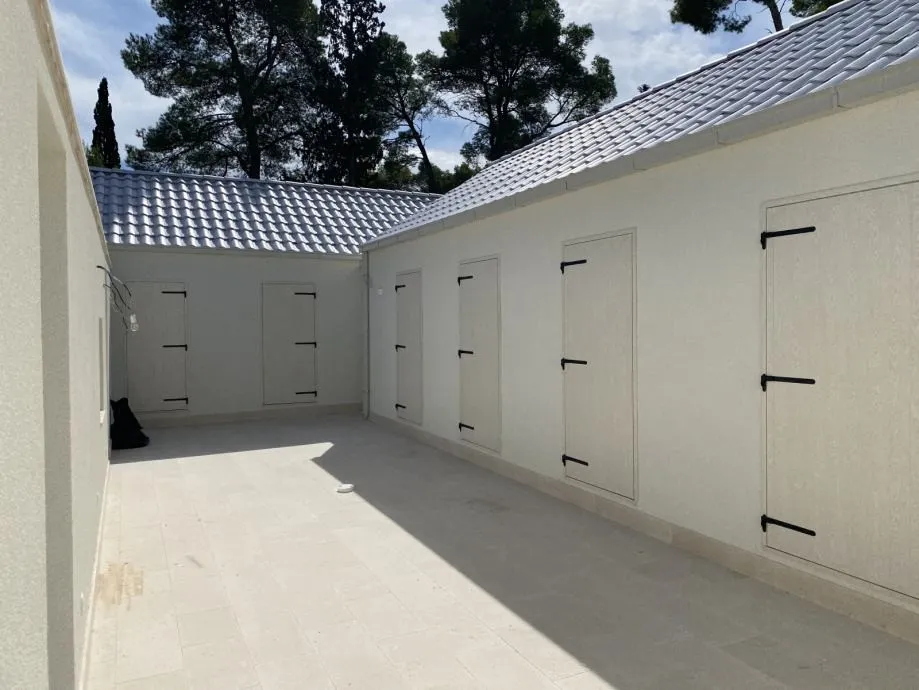 kuća od bračkog kamena 50m od mora, brač - slika 6