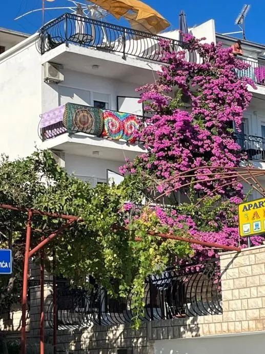 trogir, predivna kuća s 10 apartmana, prilika - slika 4