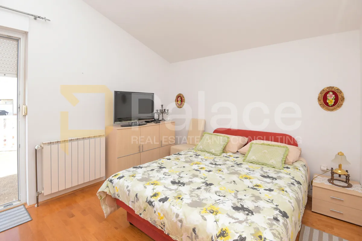 prekrasna kuća s 3 stana, pogledom i velikom okućnicom, vodice 370 m2 - slika 20