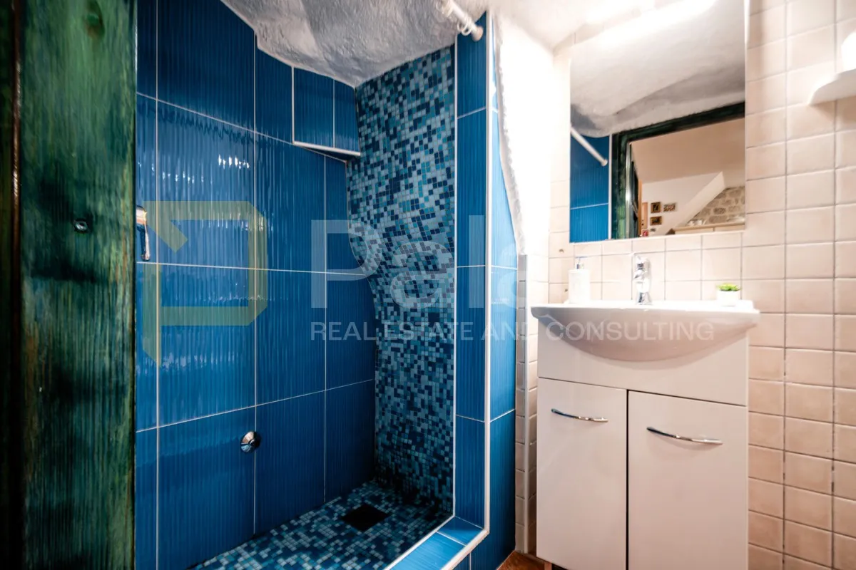 šibenik : dva studio apartmana u samom centru grada u kamenoj kući - slika 17