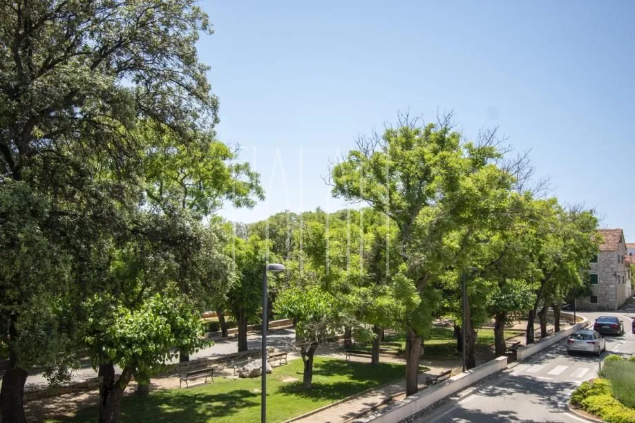 odlična kuća sa 2 stana i poslovnim prostorom u centru vodica, 254.00 m2 - slika 9