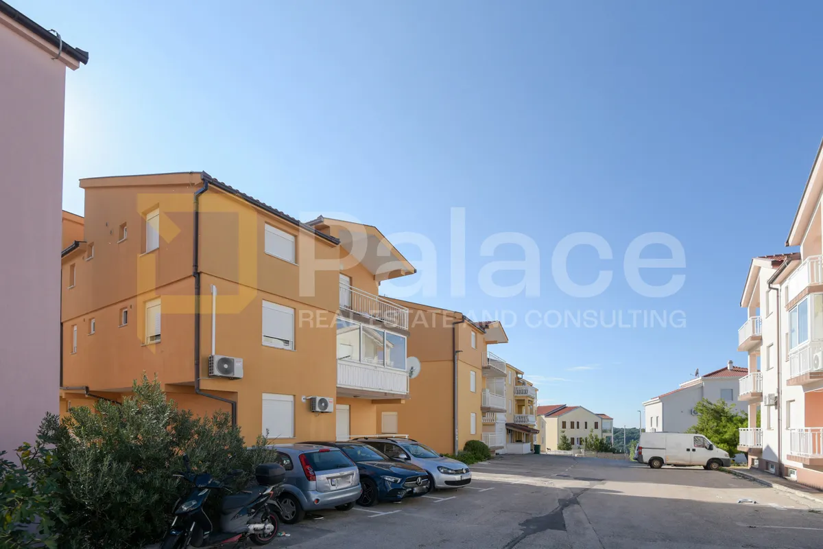 dvosoban stan za najam u zgradi s pogledom na more, rogoznica 74 m2 - slika 15