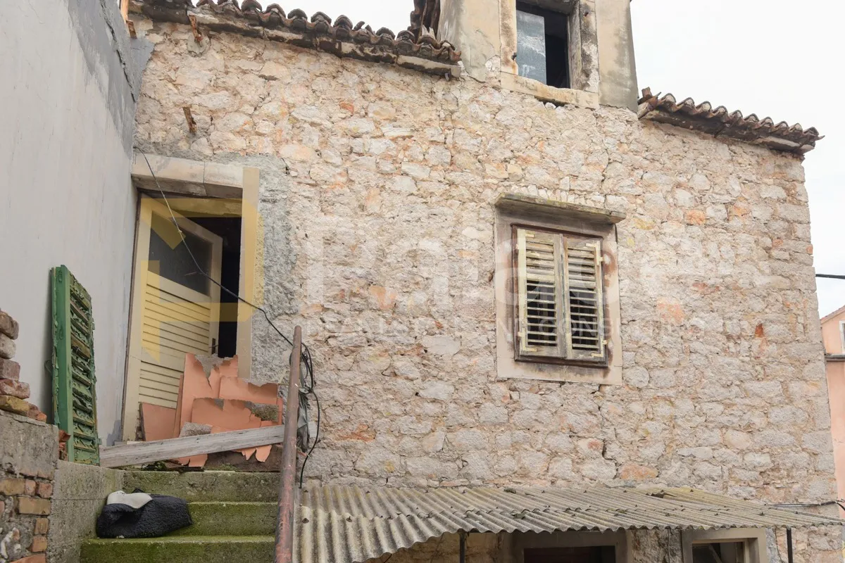 Kamena kuća za renovaciju s poslovnim prostorom i parkingom, 120 m2 - Šibenik