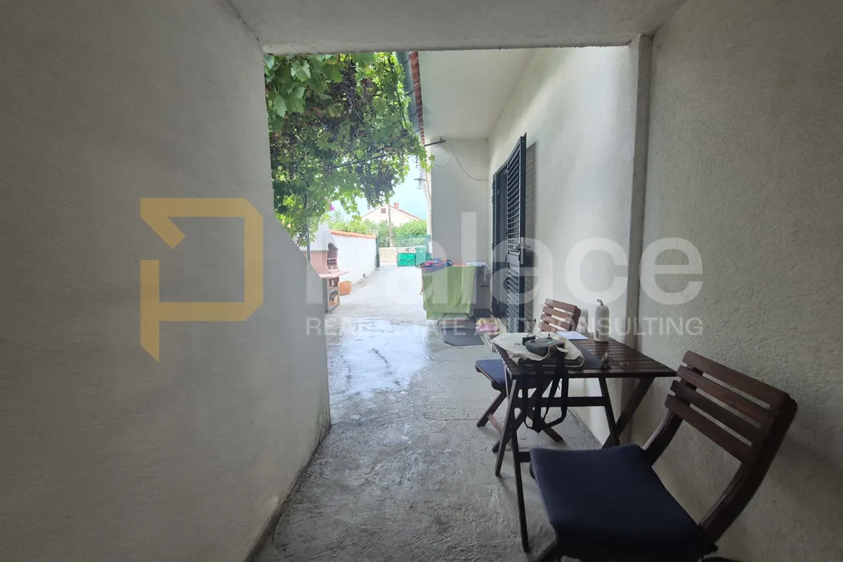 kuća u grbama – 75 m², garaža, dvorište, 1,2 km od mora - slika 2