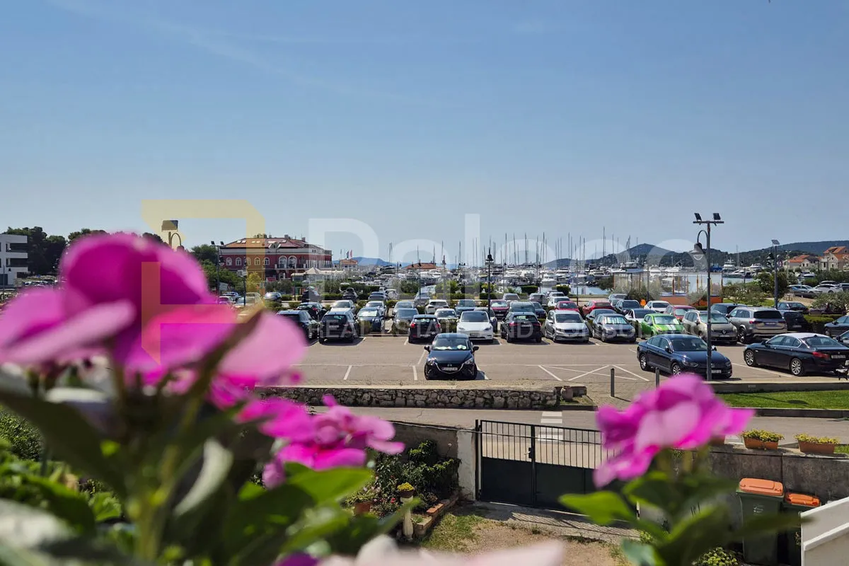 kuća u centru tribunja sa tri stana i poslovnim prostorom, 400 m2 - slika 2