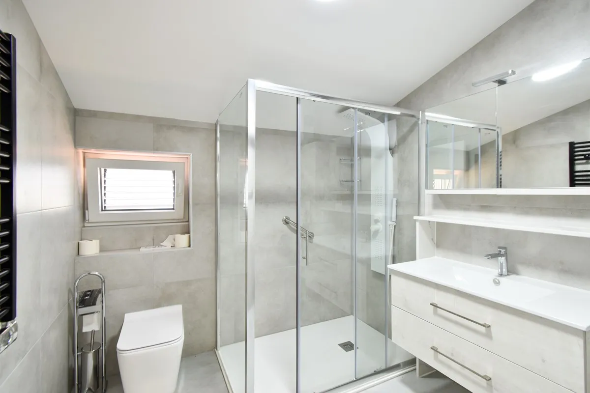 super ponuda: nova kuća s 2 stana i bazenom, vodice, čista mala, 245m2 - slika 25