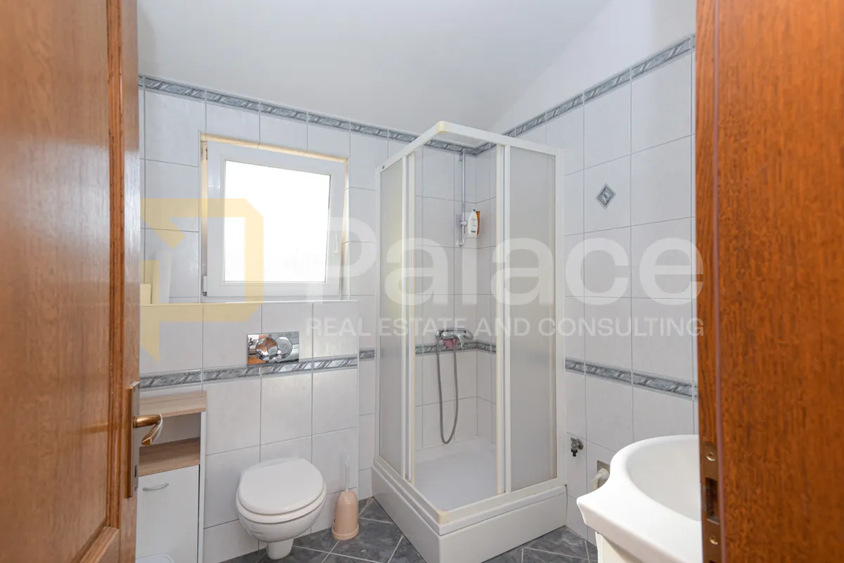 prekrasna kuća s 3 stana, pogledom i velikom okućnicom, vodice 370 m2 - slika 15