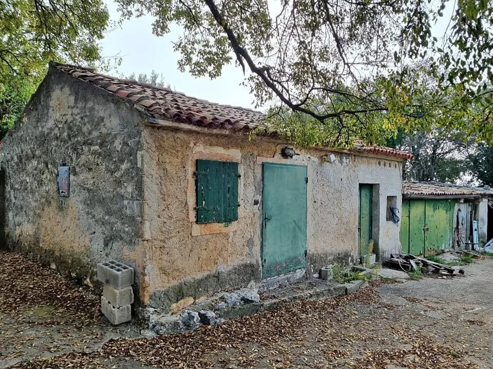 zemljište 933m2 sa starinom, priključak za struju i vodu, valtura - slika 10