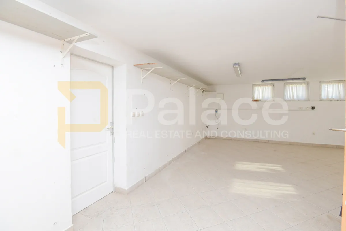 prekrasna kuća s 3 stana, pogledom i velikom okućnicom, vodice 370 m2 - slika 23