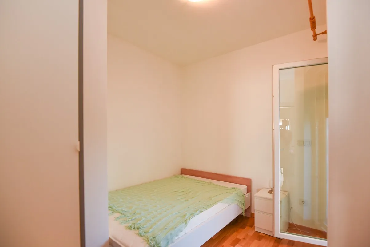 nova dvojna namještena kuća katnica s vrtom, bilice stubalj, 133 m2 - slika 18